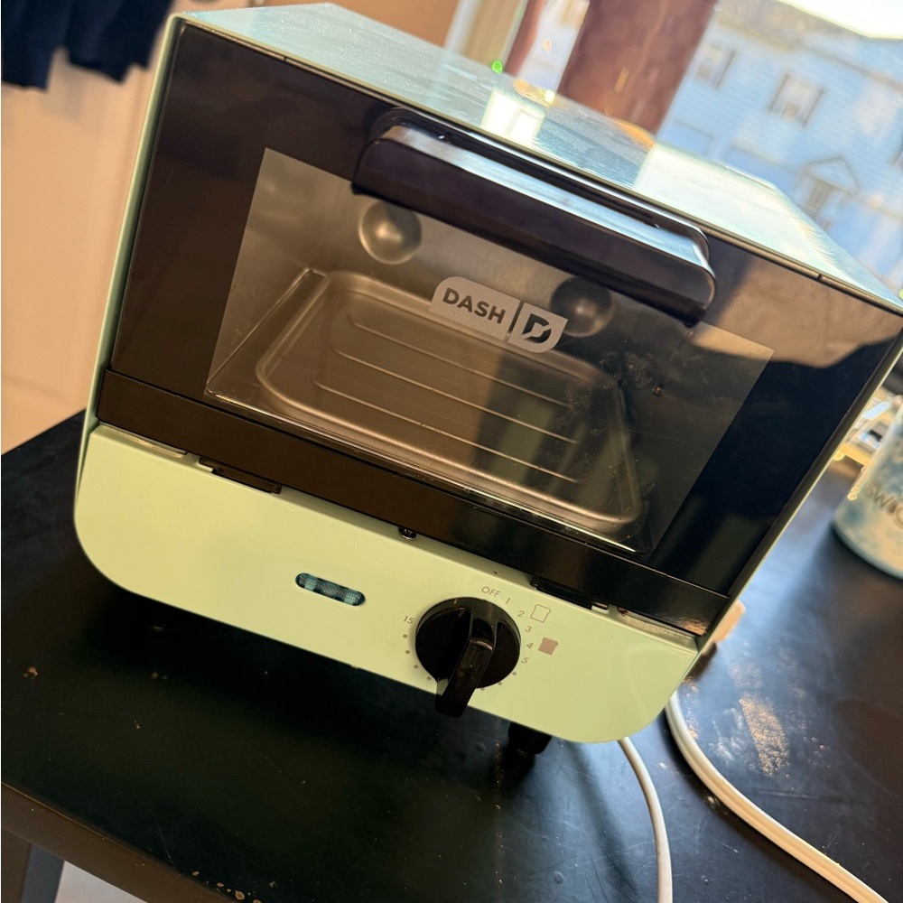 Dash Mini Toaster Oven in Mint Green